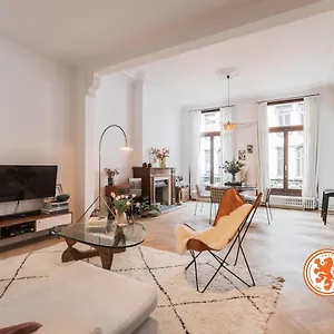 Traditional Chic, High Ceilings' Aircos And Garage Anvers